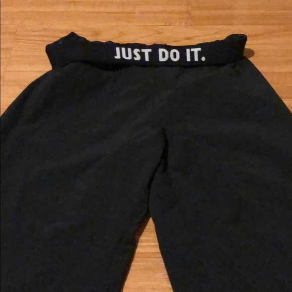 Women’s Nike Capri Workout Pants - Picture 3 of 3
